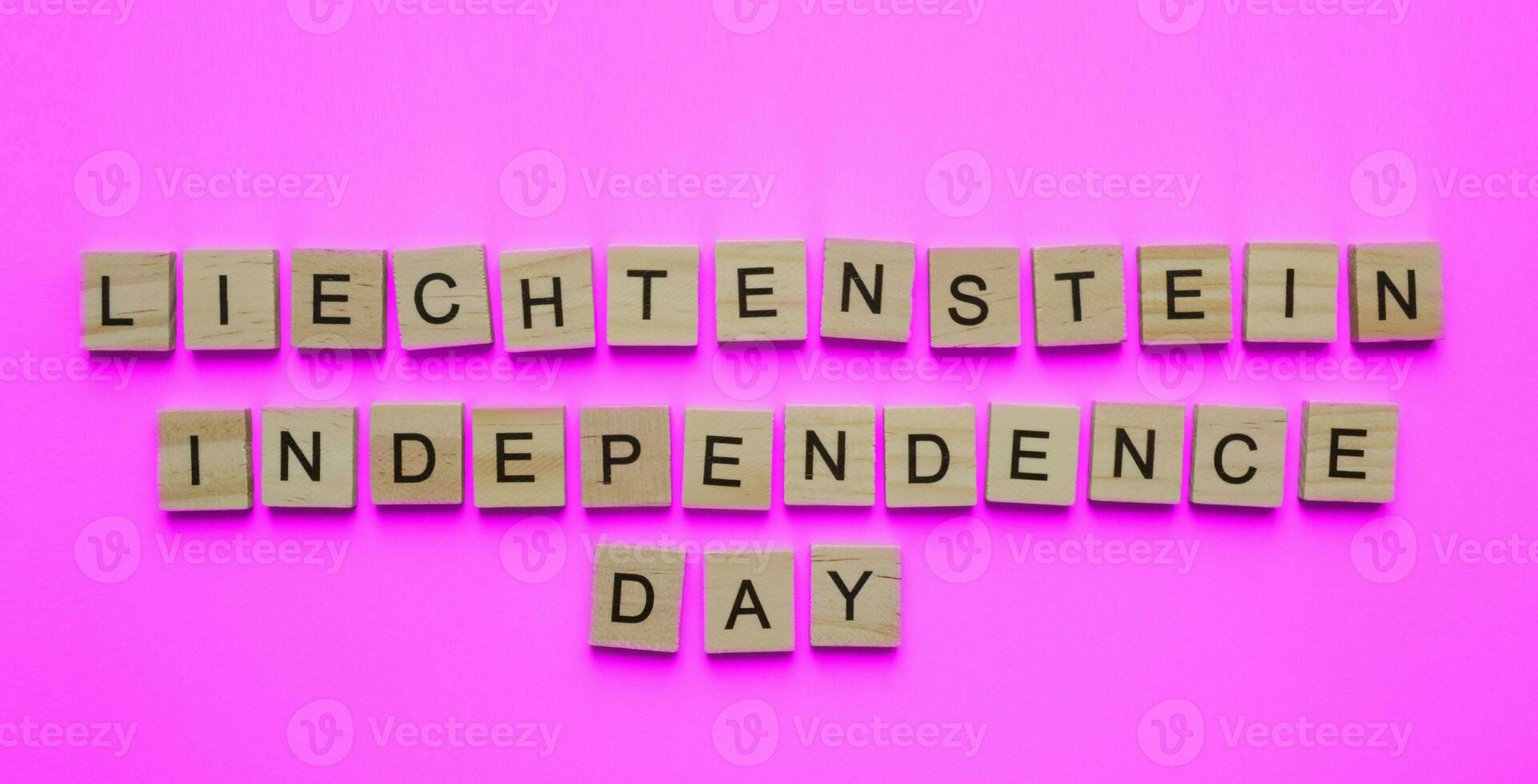 augusti 15, liechtenstein oberoende dag, liechtenstein nationell dag, minimalistisk baner med trä- brev foto