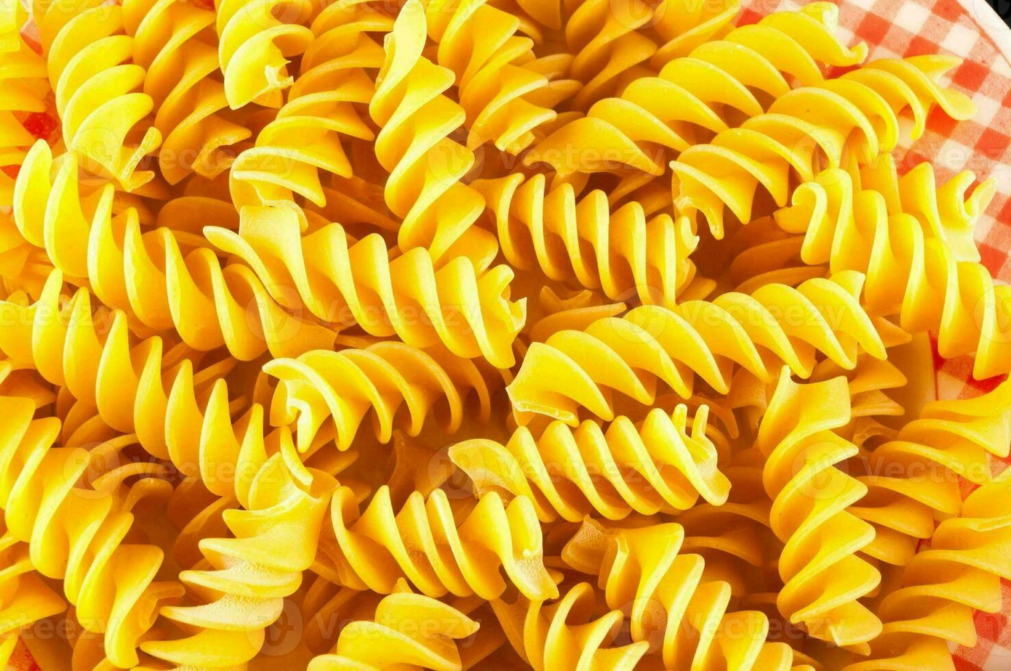 en tallrik av pasta på en rutig bordsduk foto