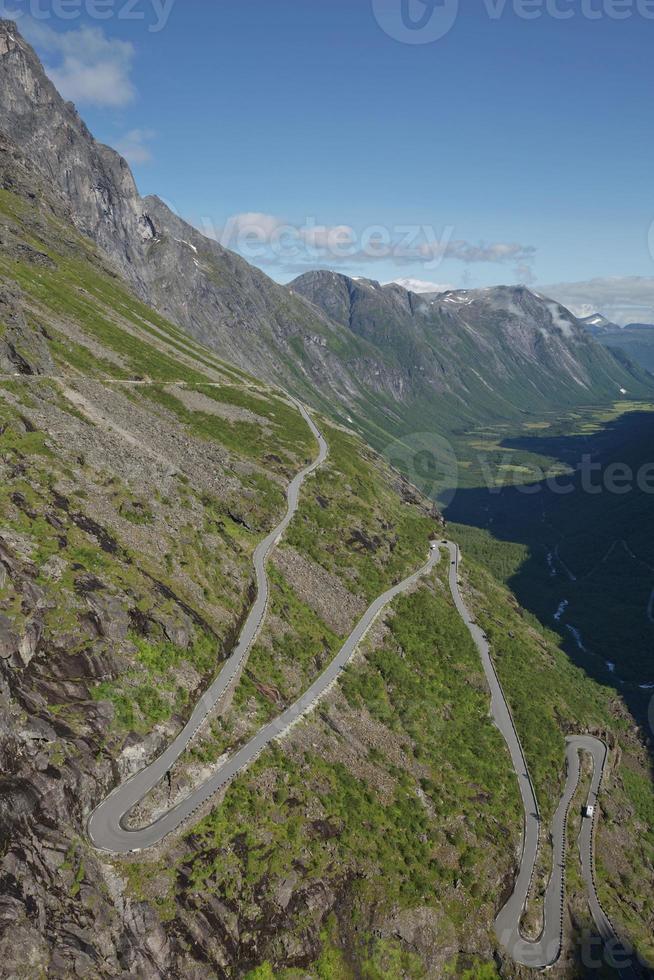 utsikt över trollstigen eller trollstigen i norge foto