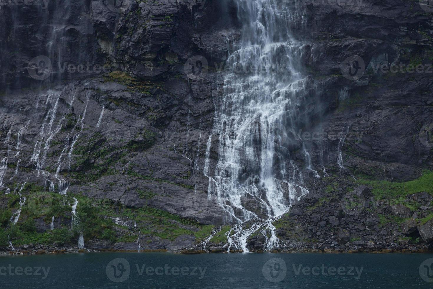 sju systrarnas vattenfall över geirangerfjorden, norge foto