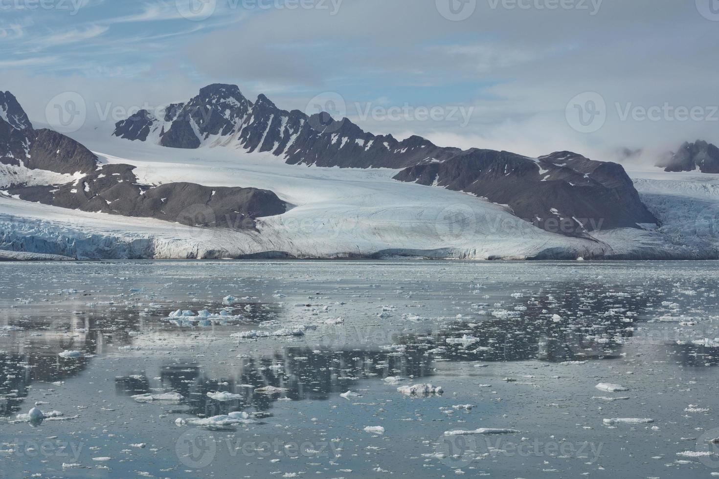 kustlandskap nära Ny Ålesund på Spitsbergen foto