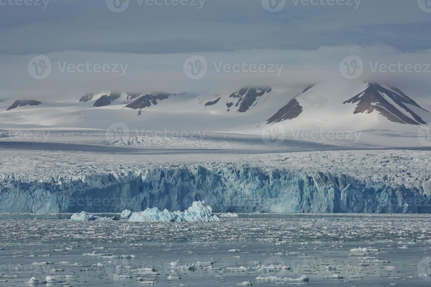 kustlandskap nära Ny Ålesund på Spitsbergen foto