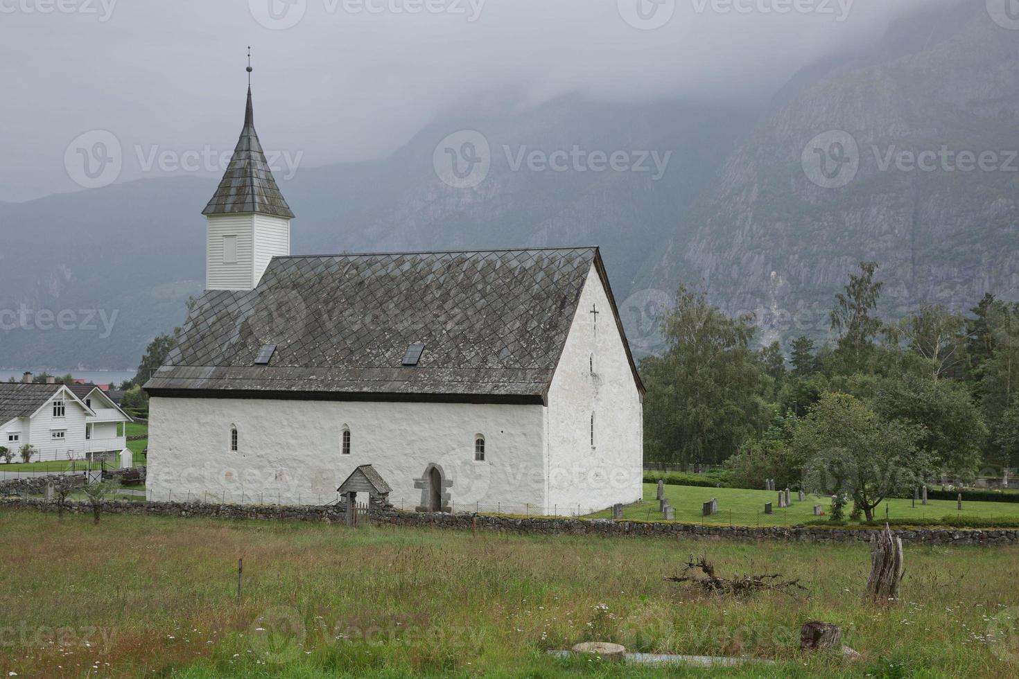 eidfjord gamla kyrka i norska fjordarna i norge foto