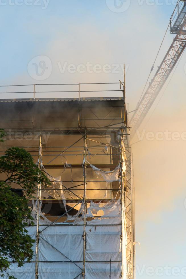 brandskador byggnad under uppförande foto