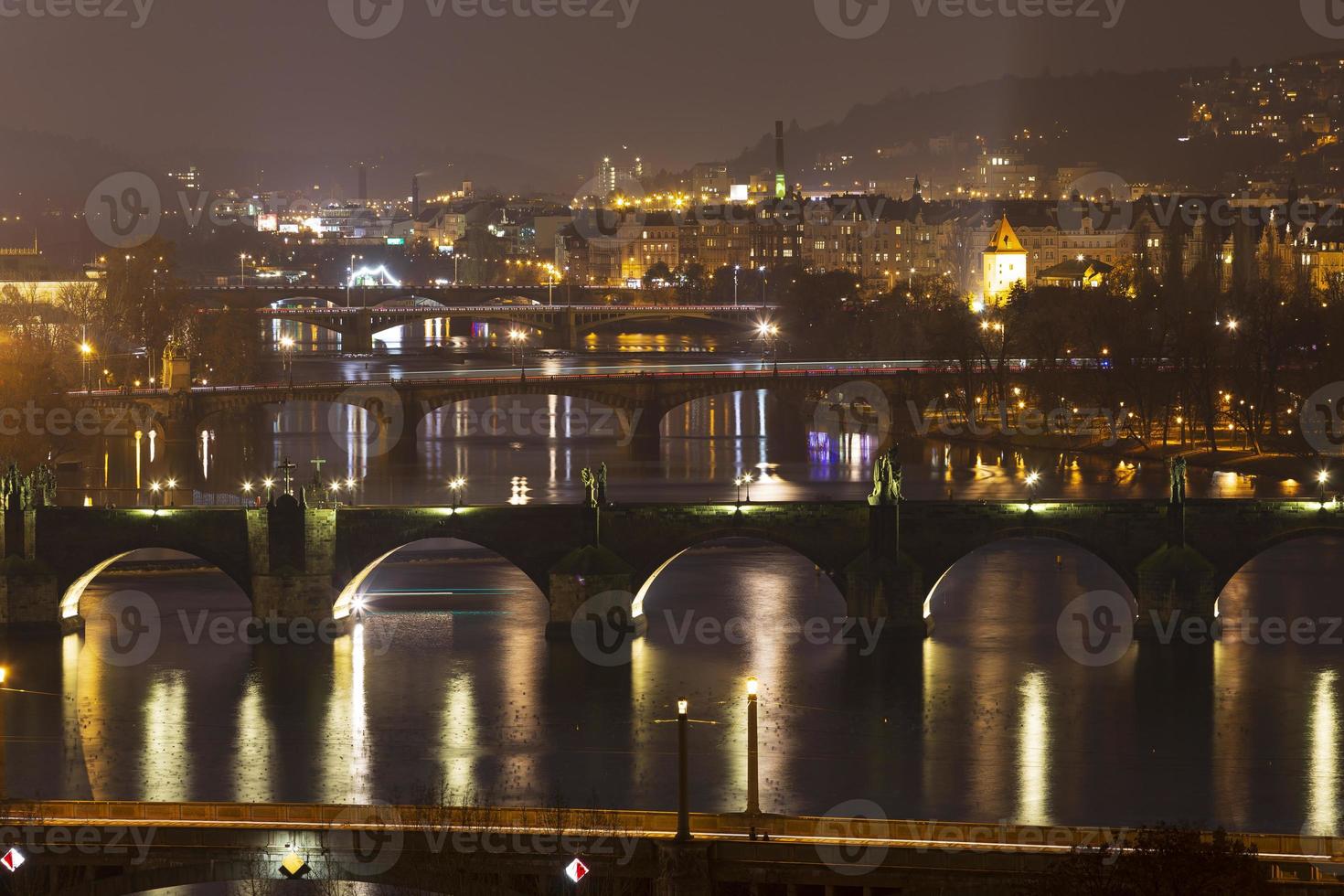utsikt över Prag på kvällen foto