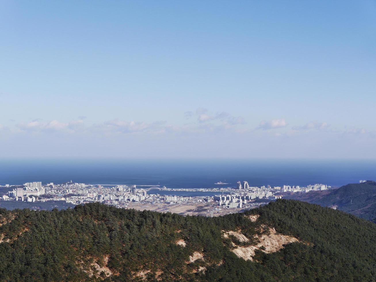 den fantastiska utsikten till sokcho city från toppen. Seoraksan National Park, Sydkorea foto