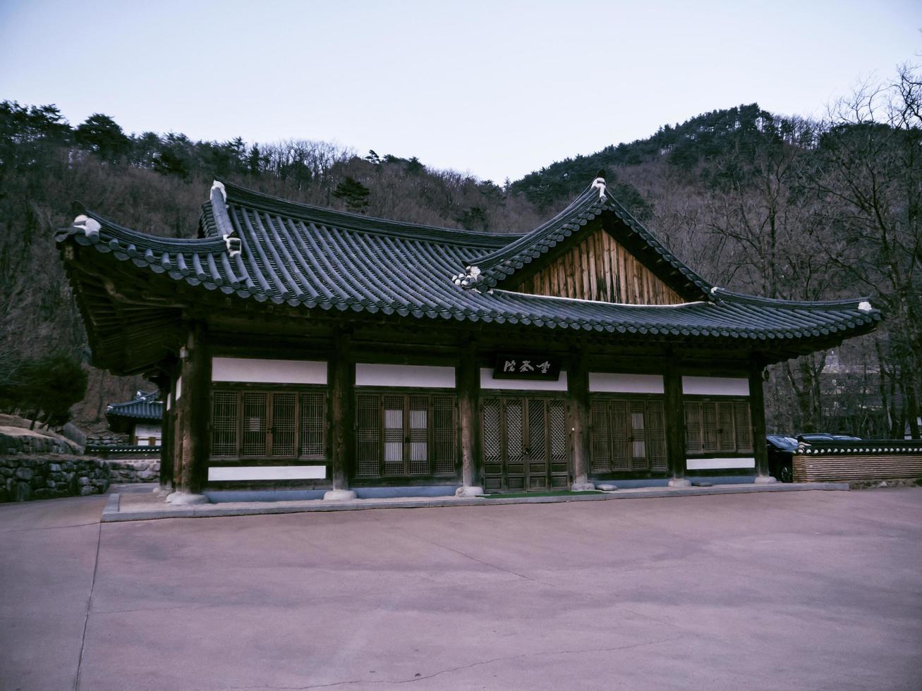 asiatiska hus i sinheungsa-templet. Seoraksan nationalpark. Sydkorea foto