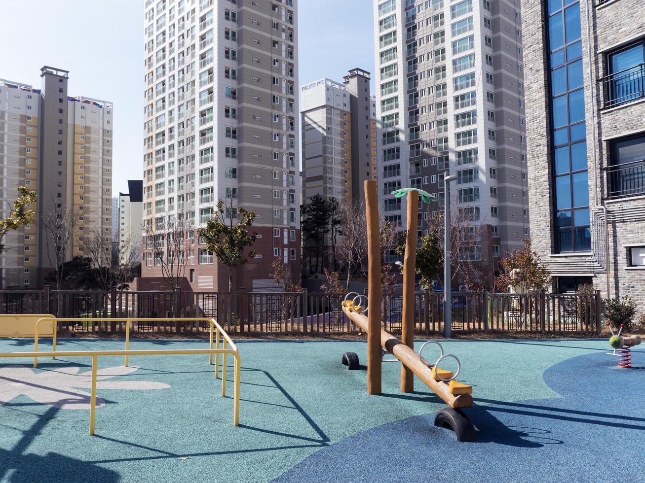 lekplatsen för barn och stora byggnader i ett rikt område i staden Yeosu. Sydkorea foto