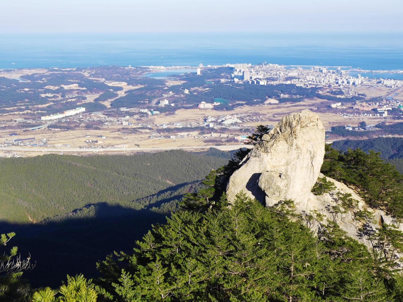 utsikt över bergen på sokcho city, Sydkorea foto