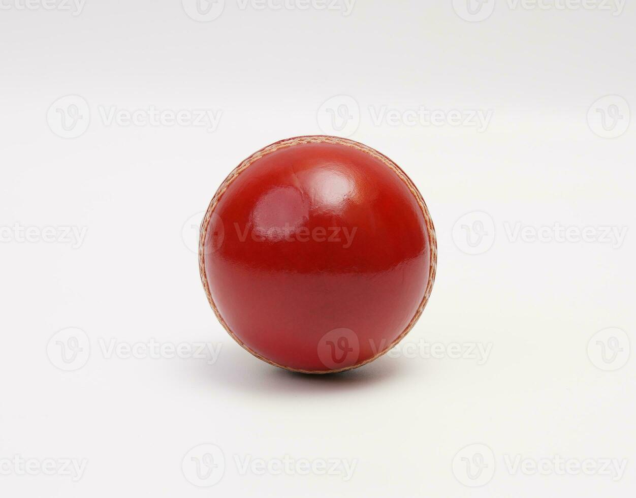en skinande ny testa match cricket boll läder hård cirkel sy närbild bild på vit bakgrund foto