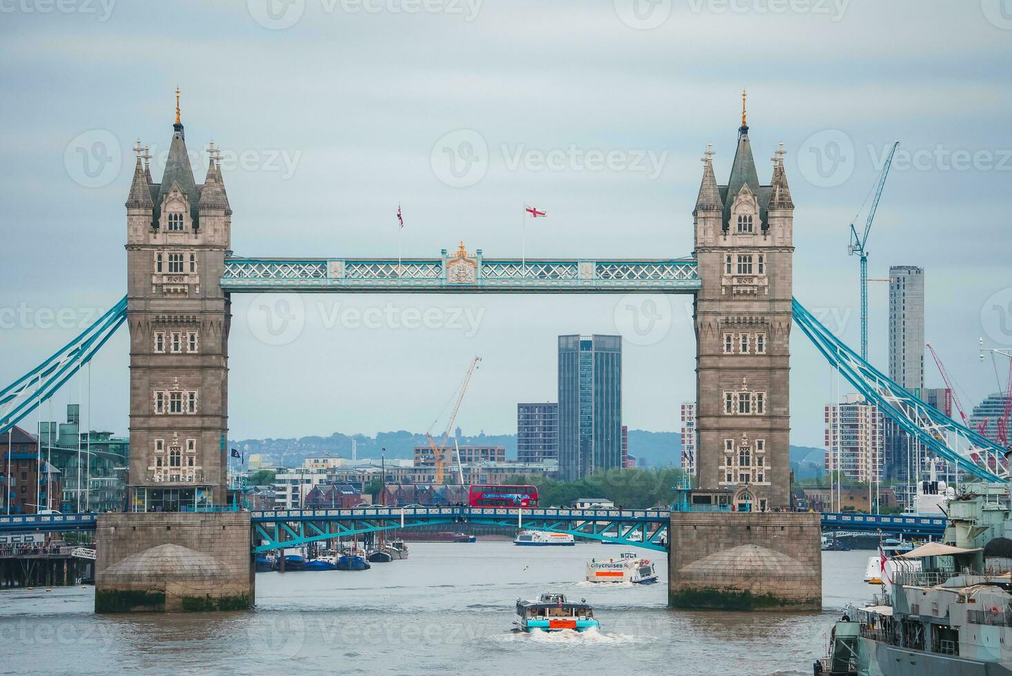 torn bro i london, de Storbritannien. solnedgång med skön moln. foto