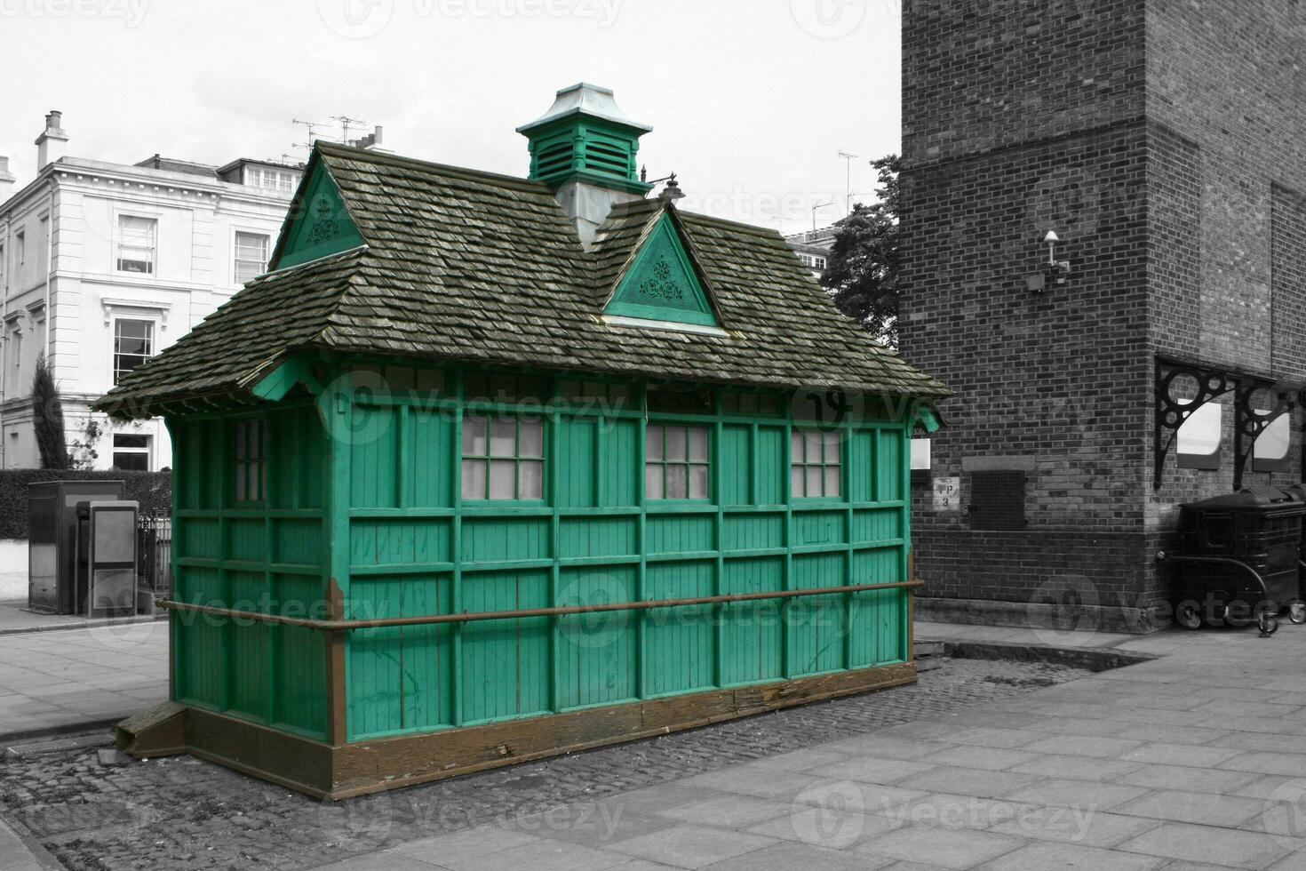 Färg isolerat grön kiosk i London foto