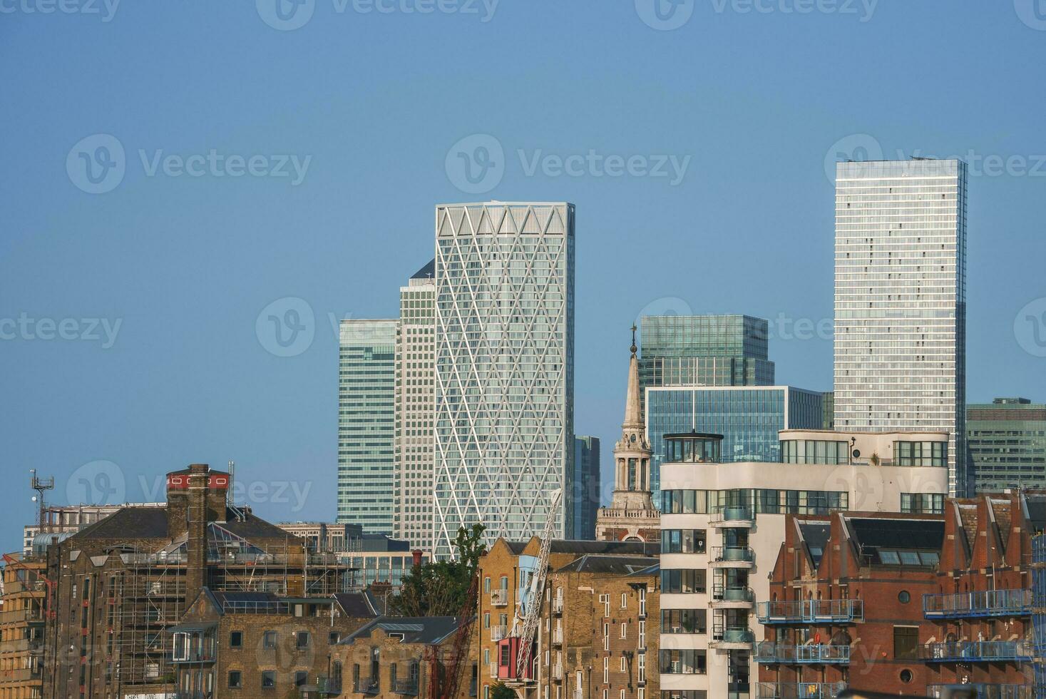 bostads- och företags- byggnader med blå himmel bakgrund foto