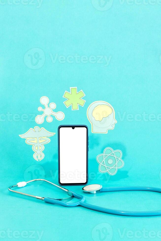 begrepp av tele medicin eller e-hälsa, smart enhet med stetoskop och medicinsk vetenskap symboler. foto