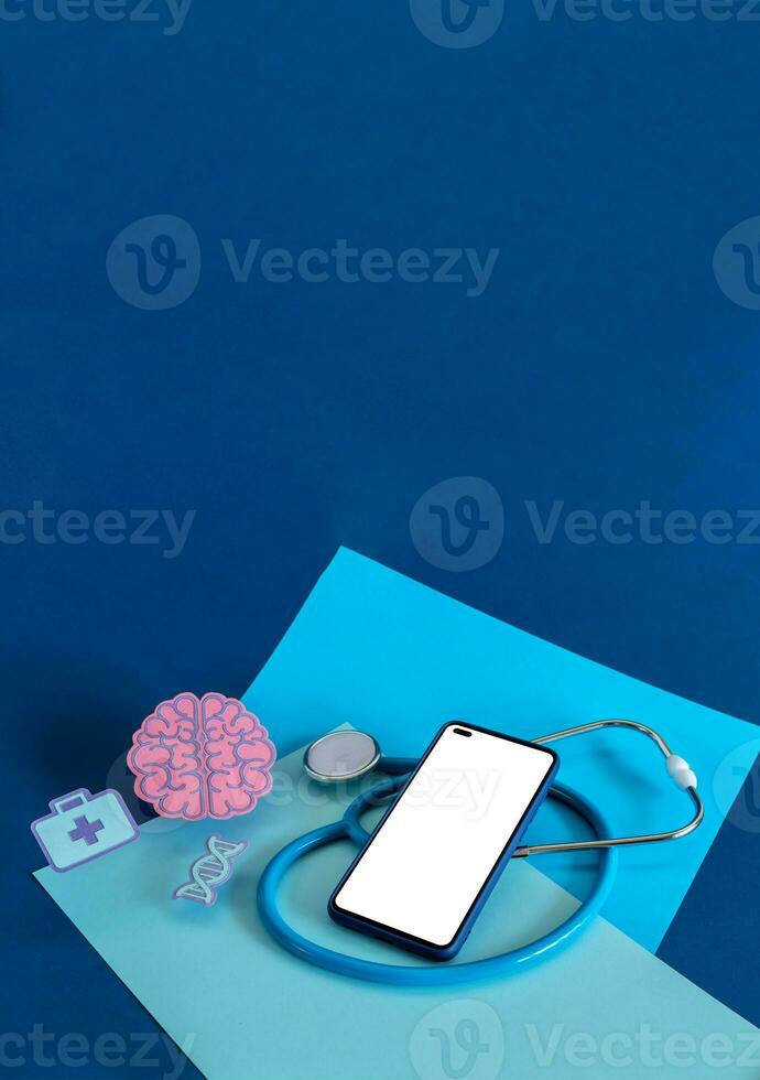 de medicin panel och smart telefon på blå bakgrund. foto