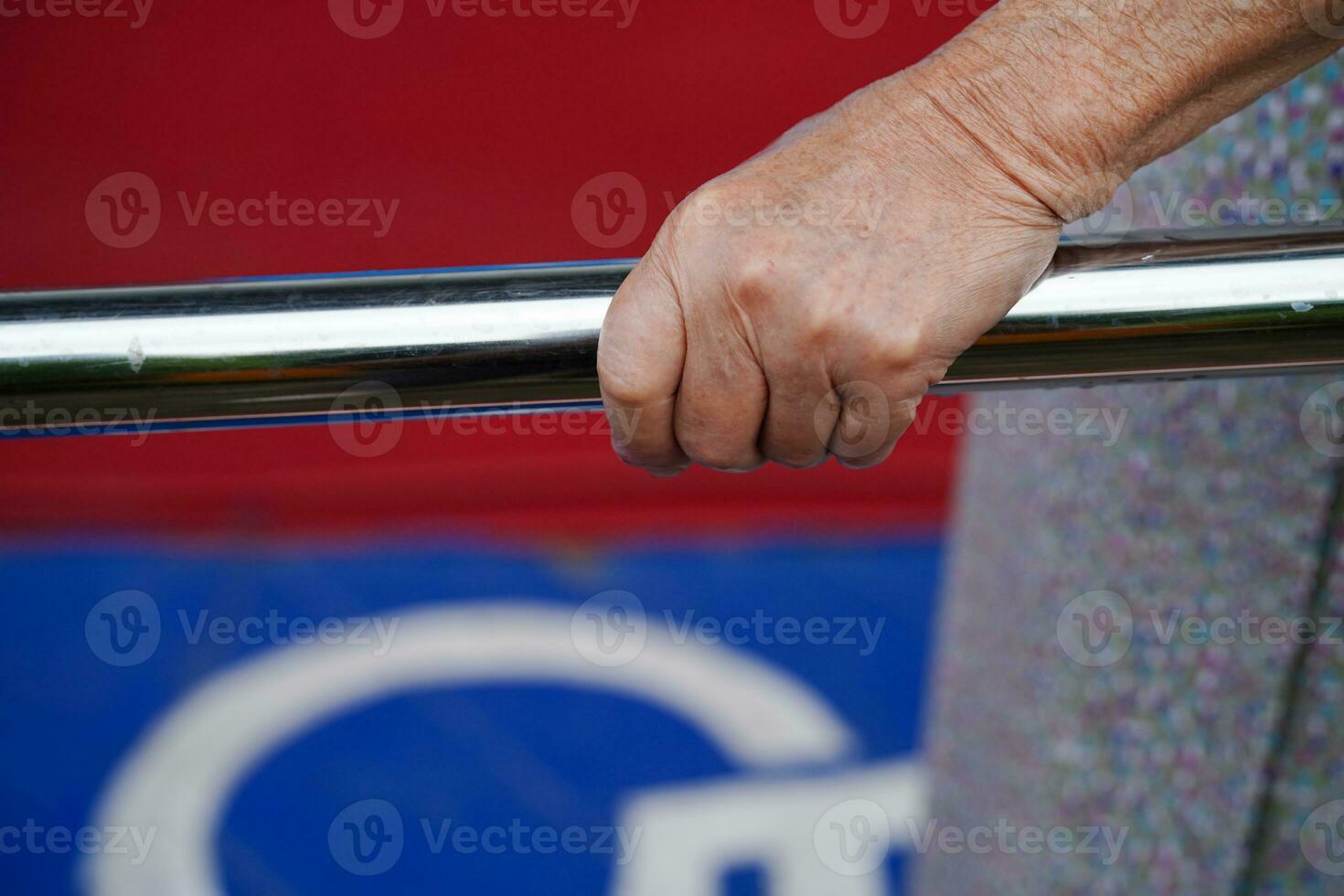 asiatisk äldre gammal kvinna patient använda sig av Stöd järnväg på ramp, ledstång säkerhet hugg bar, säkerhet i amning sjukhus. foto