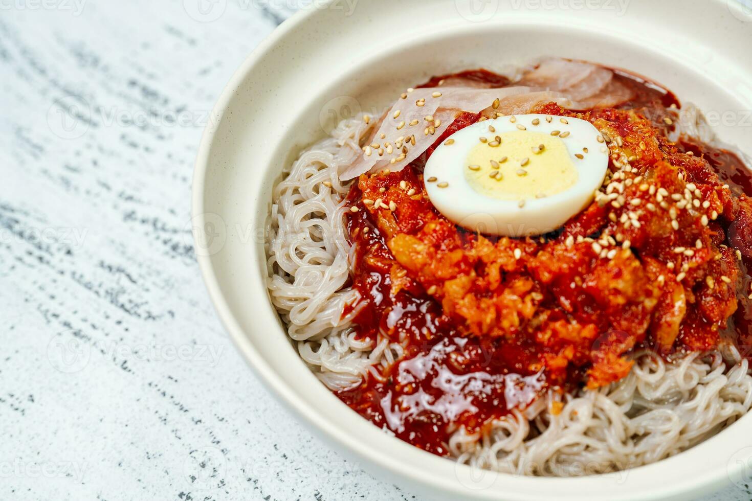 kodarinaengmyeon, koreanska kall bovete spaghetti med halvtorkad pollak mat foto