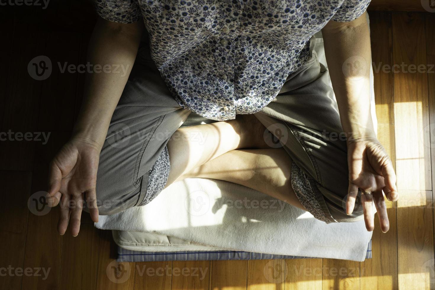 senior asiatisk buddhistkvinna som övar meditation foto