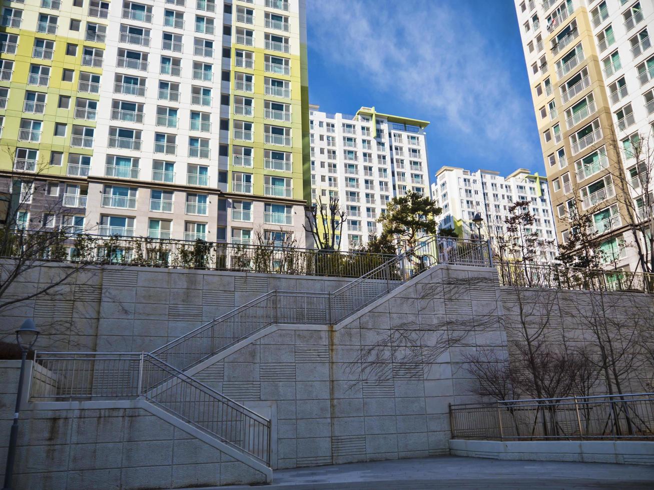 bostadsområde i staden Yeosu, Sydkorea foto