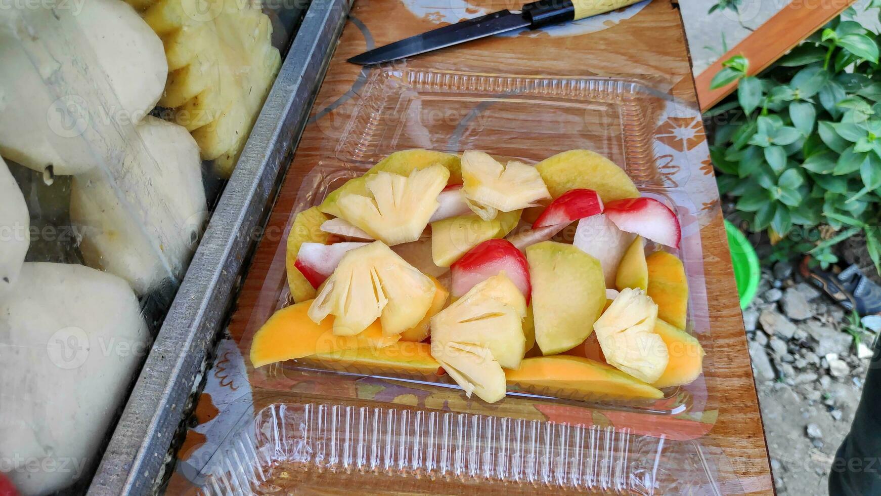 frukt Rujak vagn förbi gata säljare. Rujak frukt eller traditionell frukt sallad från indonesien foto