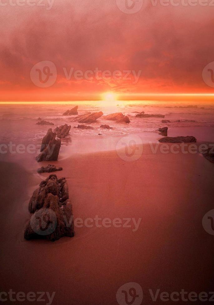 solnedgång på stranden under sommarsäsongen foto