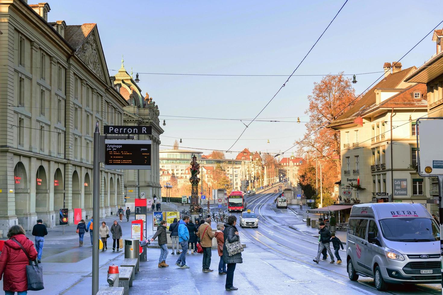 gatubild i bern i schweiz under vintern foto