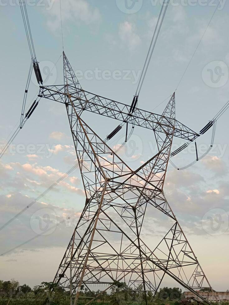 överföring linje torn. elektrisk kraft distribution infrastruktur. foto