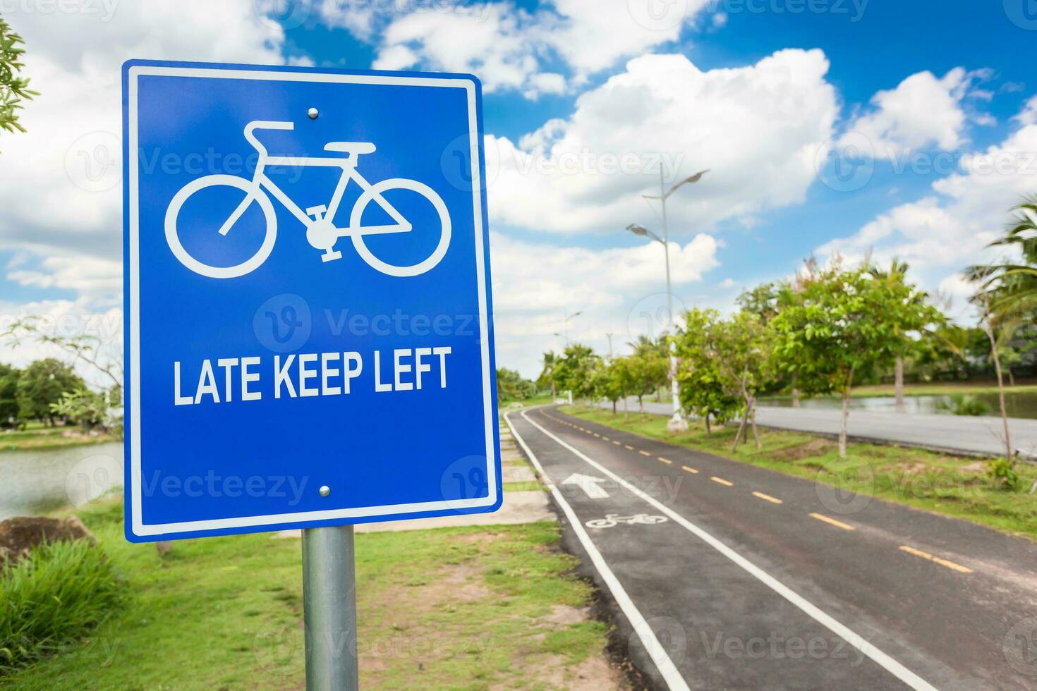 cykel körfält, cykel tecken på lekplats i de parkera. foto