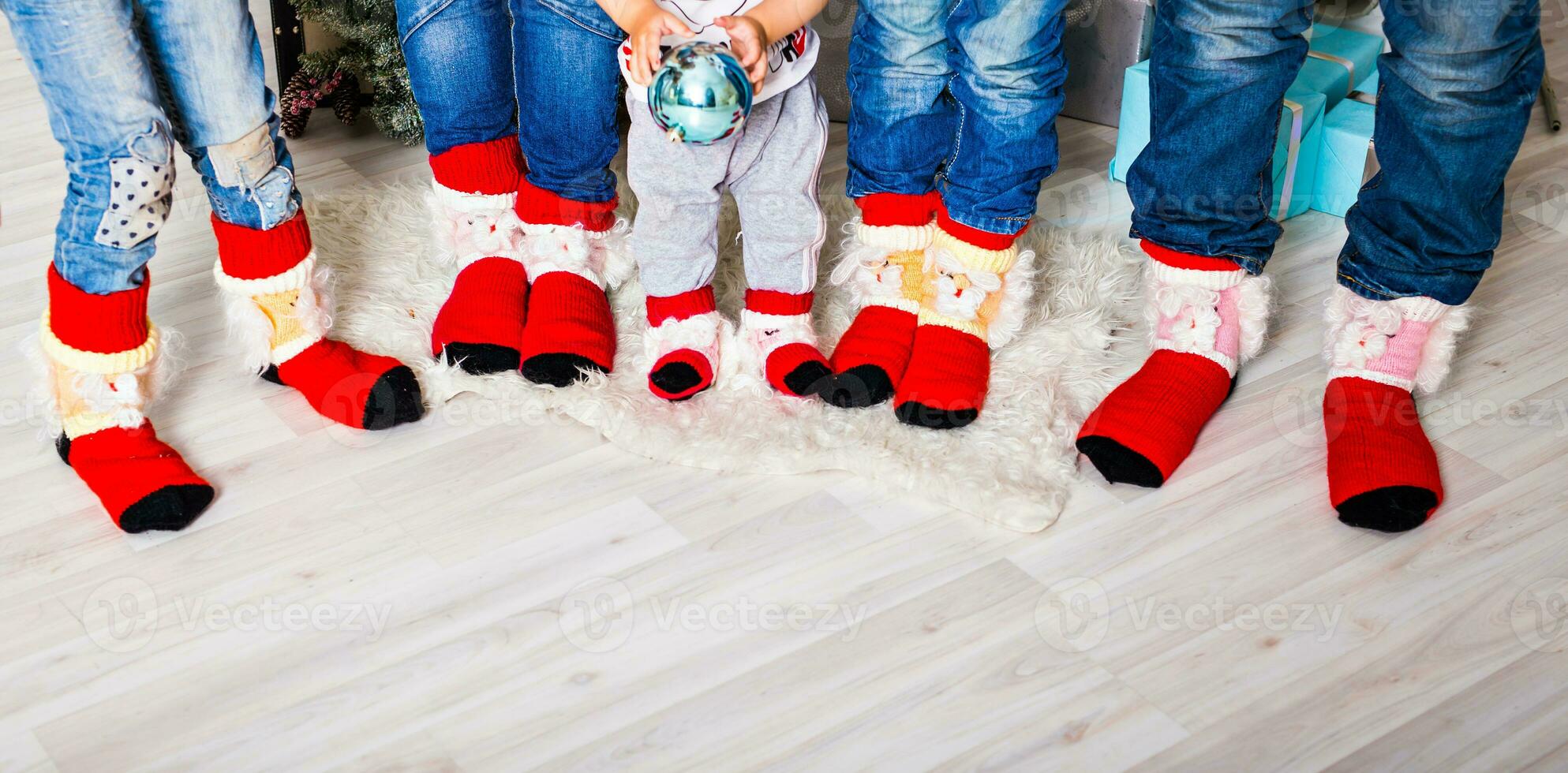 Lycklig familj med jul strumpor. vinter- Semester begrepp foto