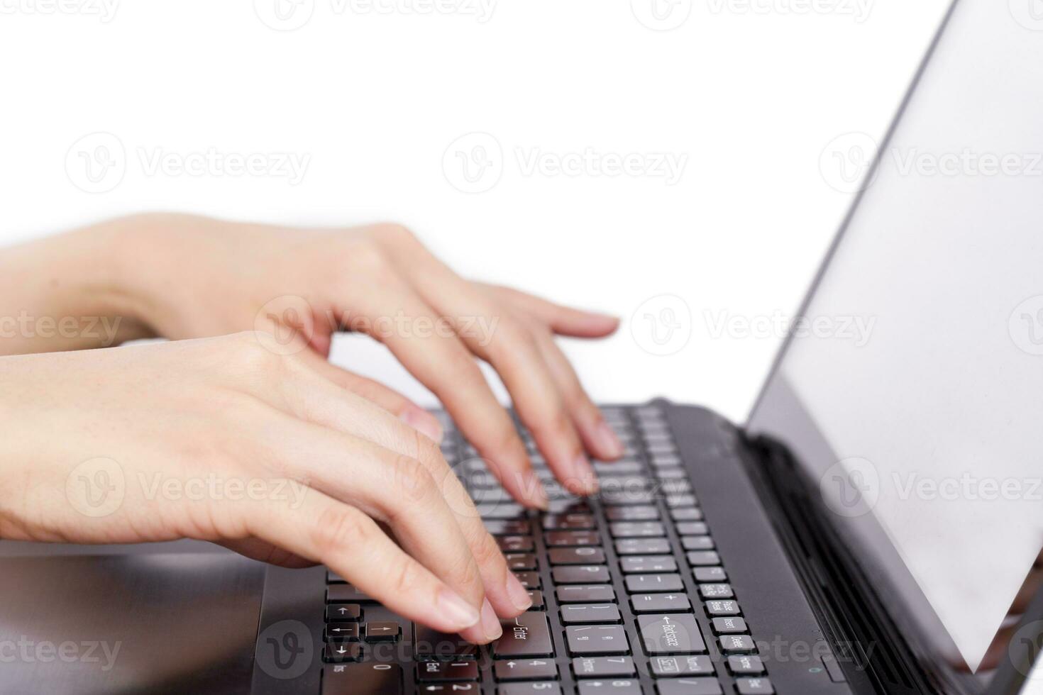 närbild av kvinnors händer rörande typ anteckningsbok nycklar under arbete företag isolerat på vit bakgrund. foto