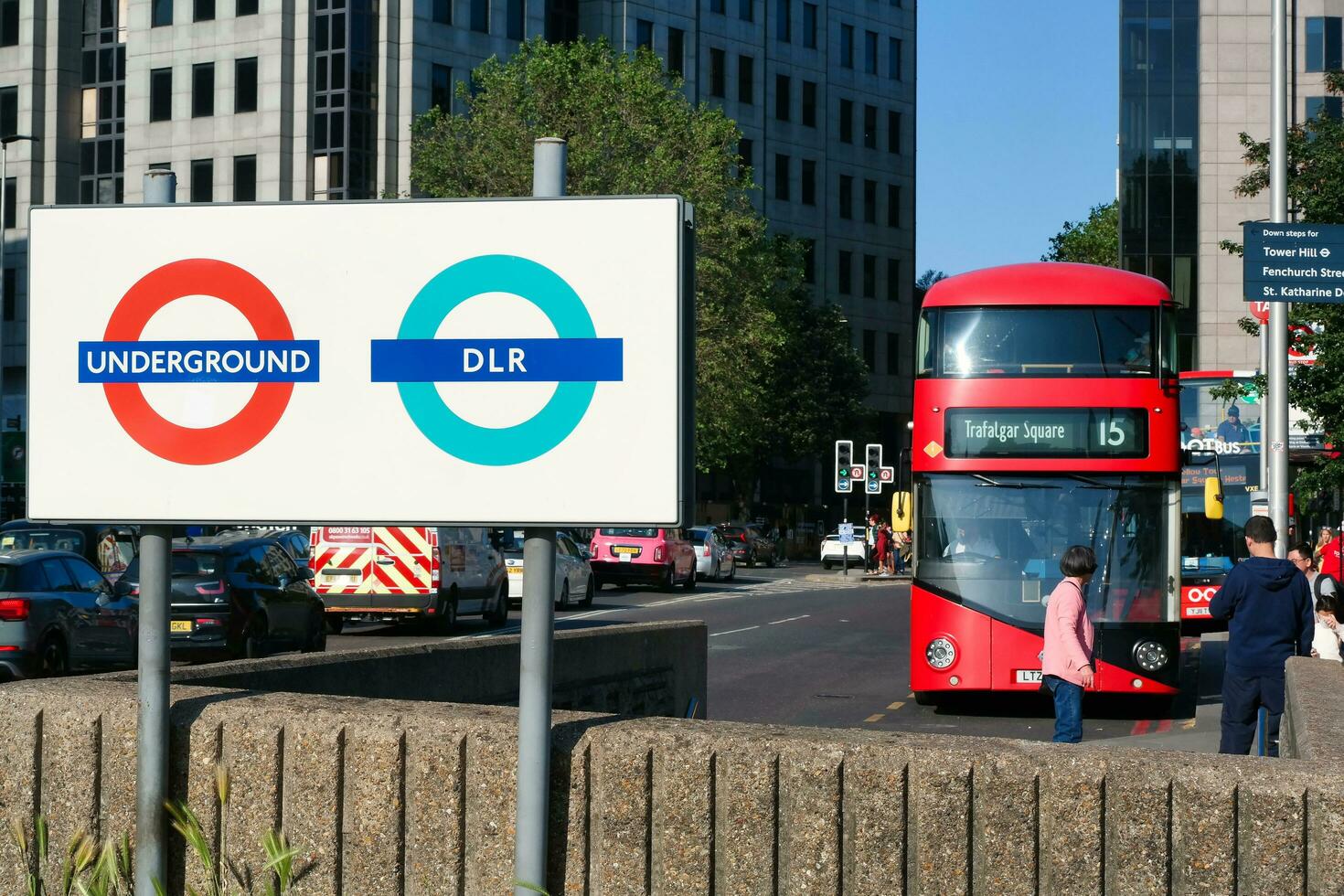 underbar låg vinkel se av buss service och brittiskt trafik på London bro som är mest känd och historisk bro över flod thames på central London stad av England Storbritannien. juni 4:a, 2023 foto