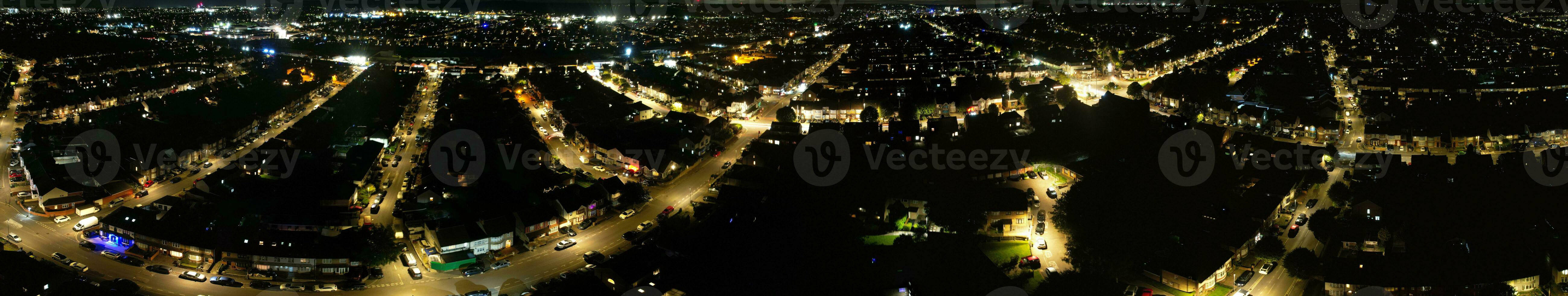 hög vinkel antal fot av central luton stad av England under natt. upplyst luton stad var fångad med drönare kamera på augusti 14:e, 2023 under natt foto