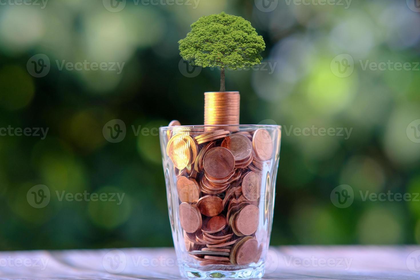 stack av mynt på bordsbakgrund och sparar pengar och koncept för affärstillväxt, finans och investering foto