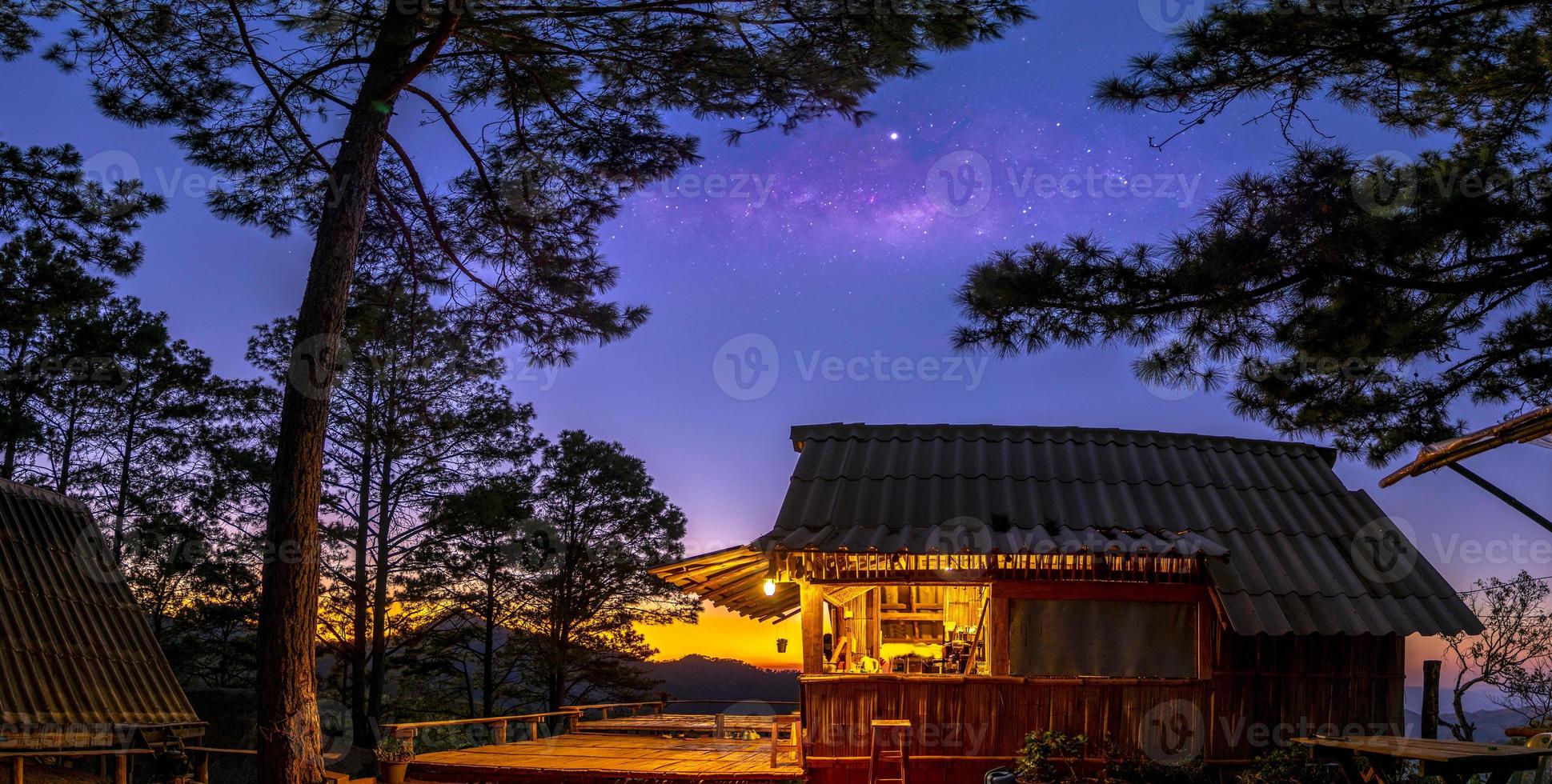 utsikt över morgondimma och solnedgång, doi ang khang, chiang mai, thailand - plats för camping med tält på vintern foto