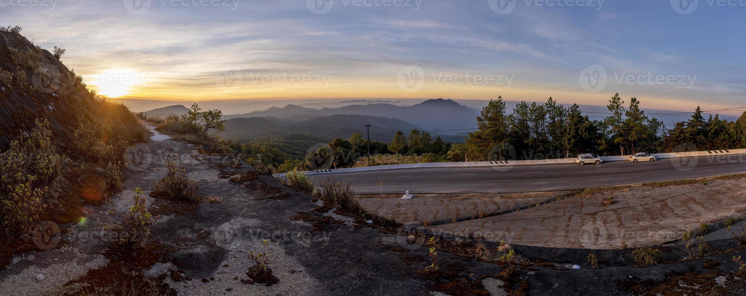 vackra bilder av Doi Inthanon National Park i Chiang Mai, Thailand - turism i Thailand foto