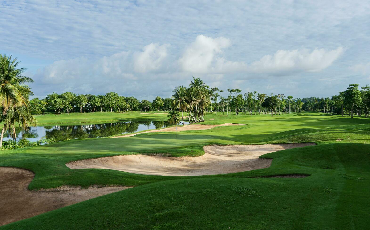 golf kurs sand grop bunkrar, grön gräs omgivande de skön sand hål är ett av de mest utmanande hinder för golfare och lägger till till de skönhet av de golf kurs. foto