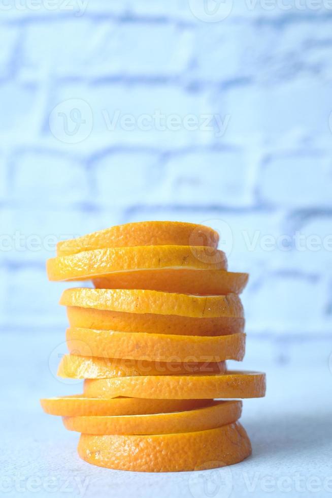 närbild av skiva orange frukt på träbakgrund foto