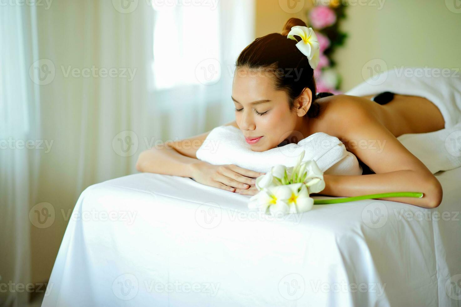spa, kropp massage hud, kropp behandling, avslappning, sinne helande, lugn massage med doftande olja, thai massage, hälsa massage foto