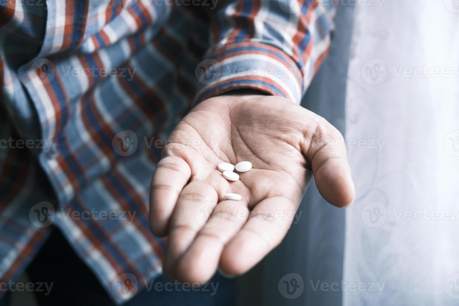 närbild av medicinsk piller för vit färg på handflatan foto