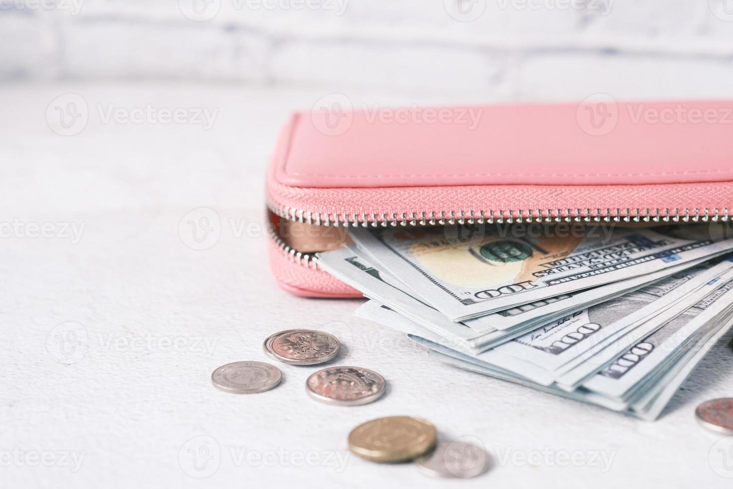 100 dollar kontanter i läder på rosa bakgrund foto