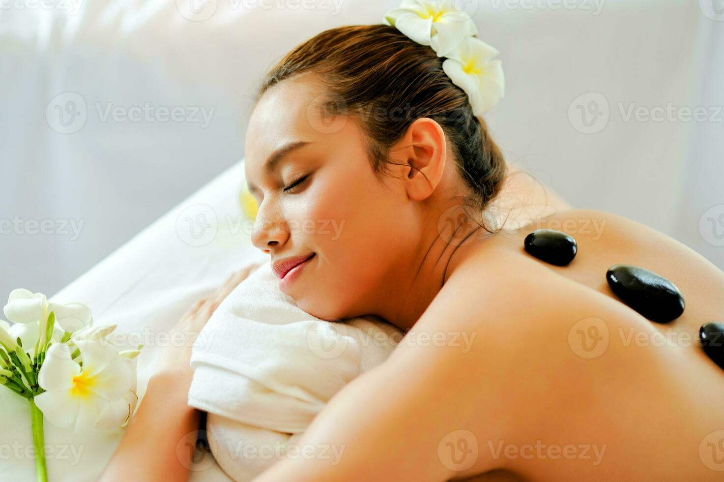 spa, kropp massage hud, kropp behandling, avslappning, sinne helande, lugn massage med doftande olja, thai massage, hälsa massage foto
