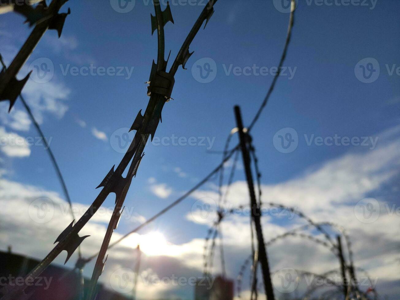 hullingförsedda vriden tråd metall staket stänga se Foto