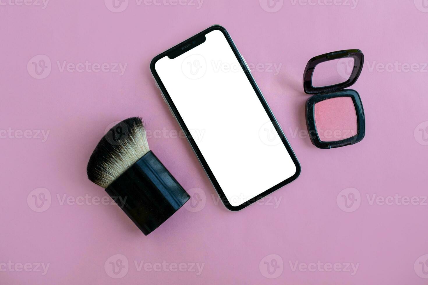 mockup, smartphone, borsta och rodna på en rosa bakgrund. foto