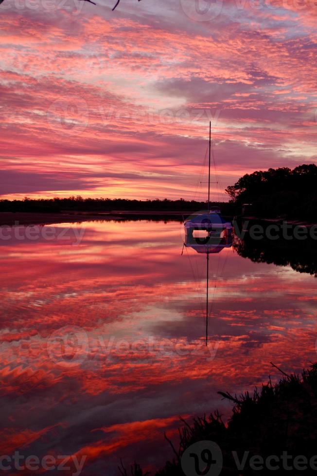 säker hamn vid solnedgången foto