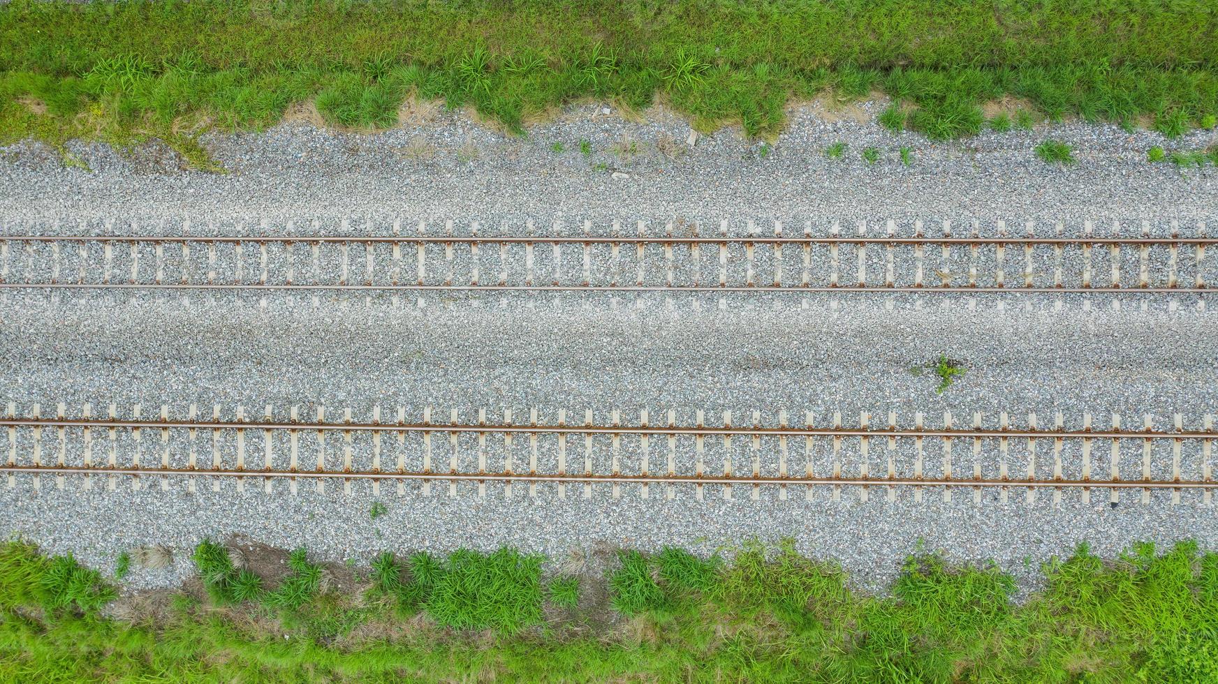 Flygfoto från flygande drönare av järnvägsspår foto