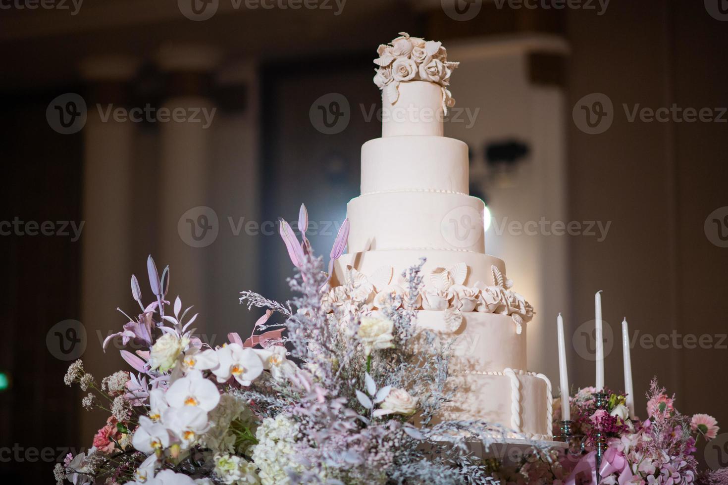vacker bröllopstårta med oskärpa bakgrund foto