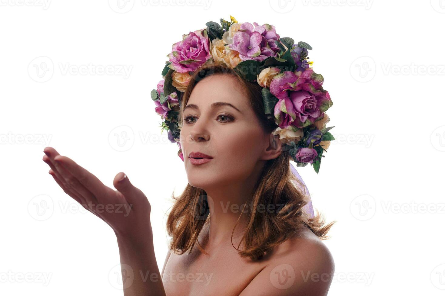 Foto av ljuv drömmande ung kvinna naken axlar blommor blomma krans som visar kyss isolerat vit Färg bakgrund