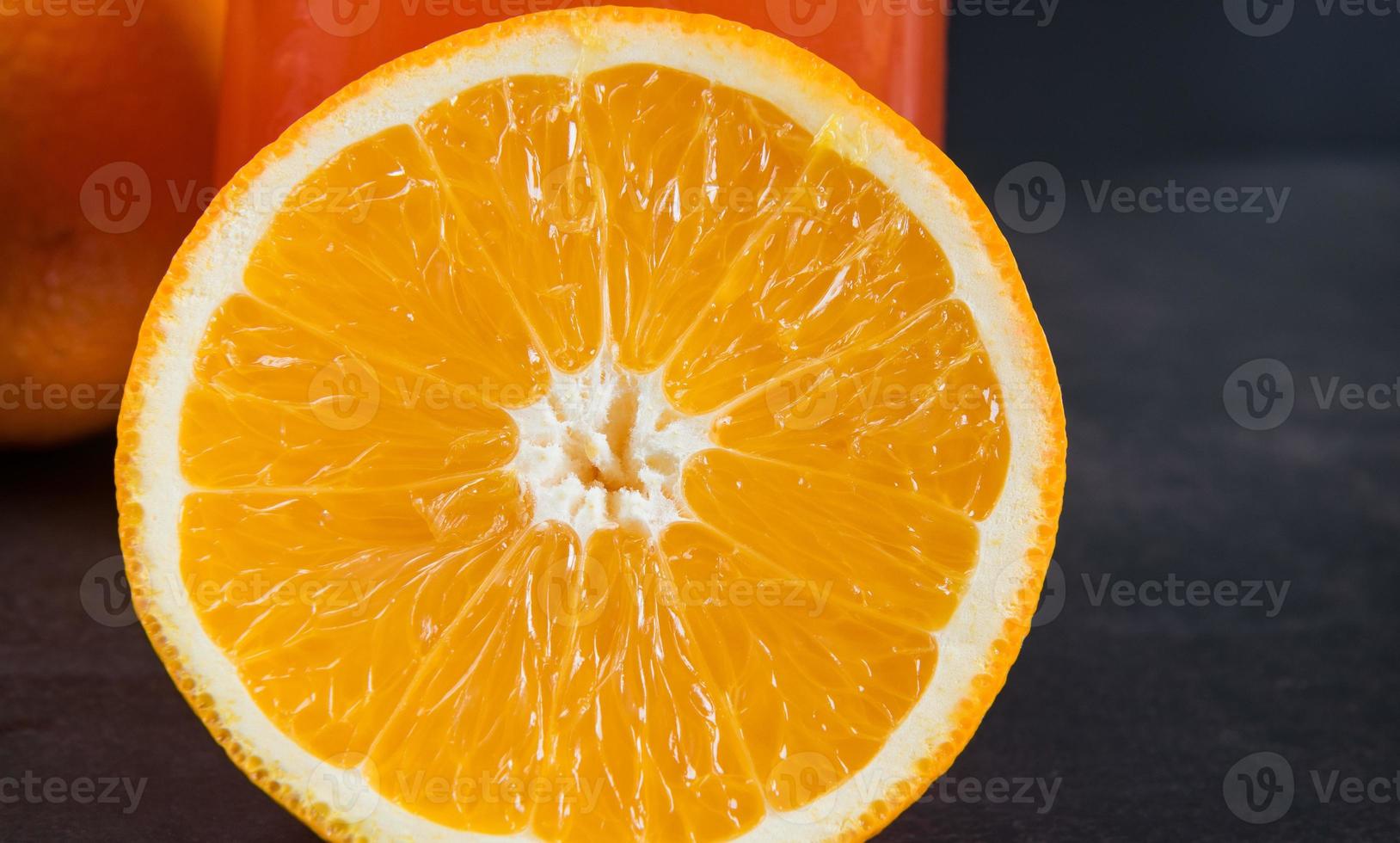 orange frukt på bordet med svart bakgrund foto