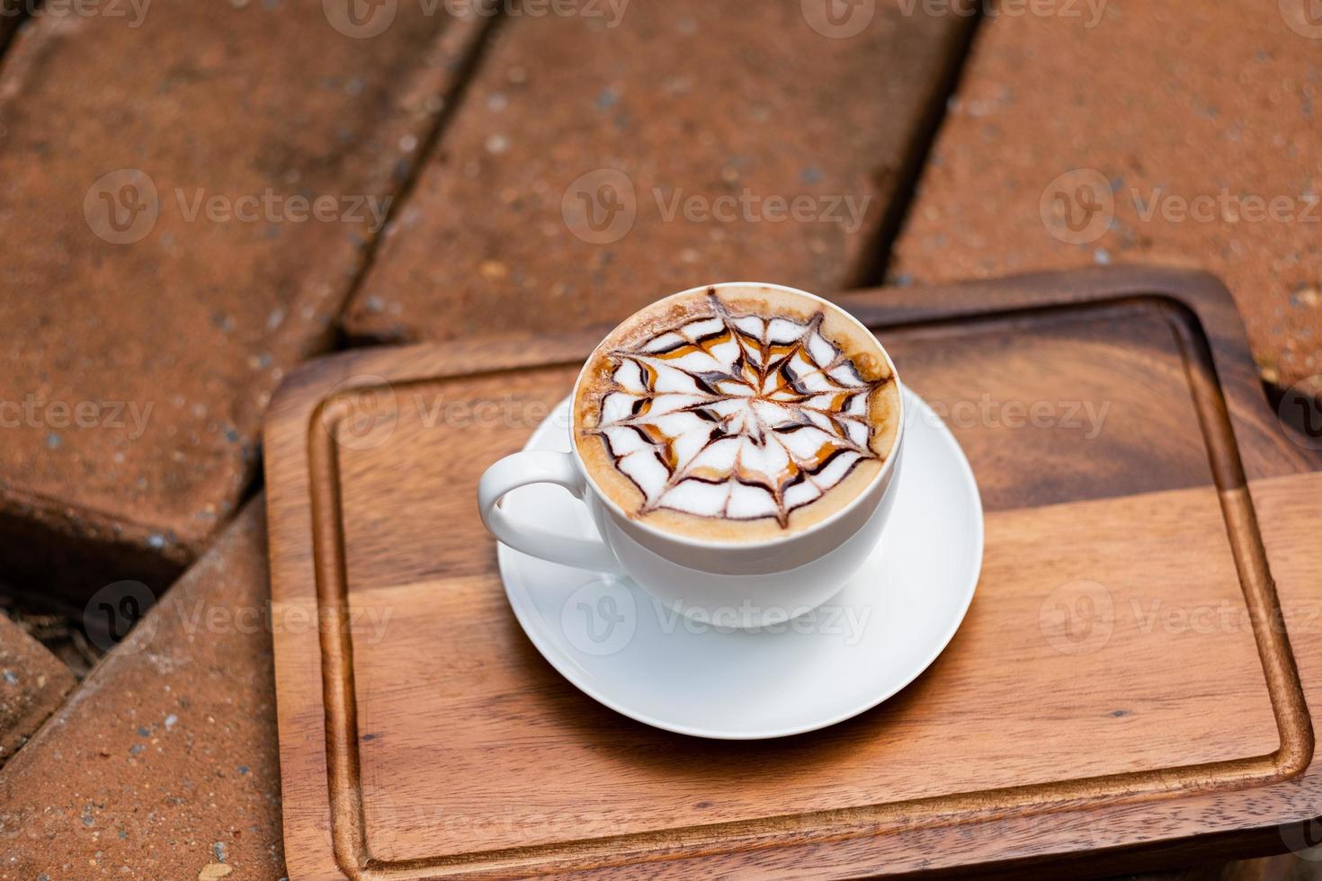 varmt latte art kaffe på träbord, koppla av tid foto