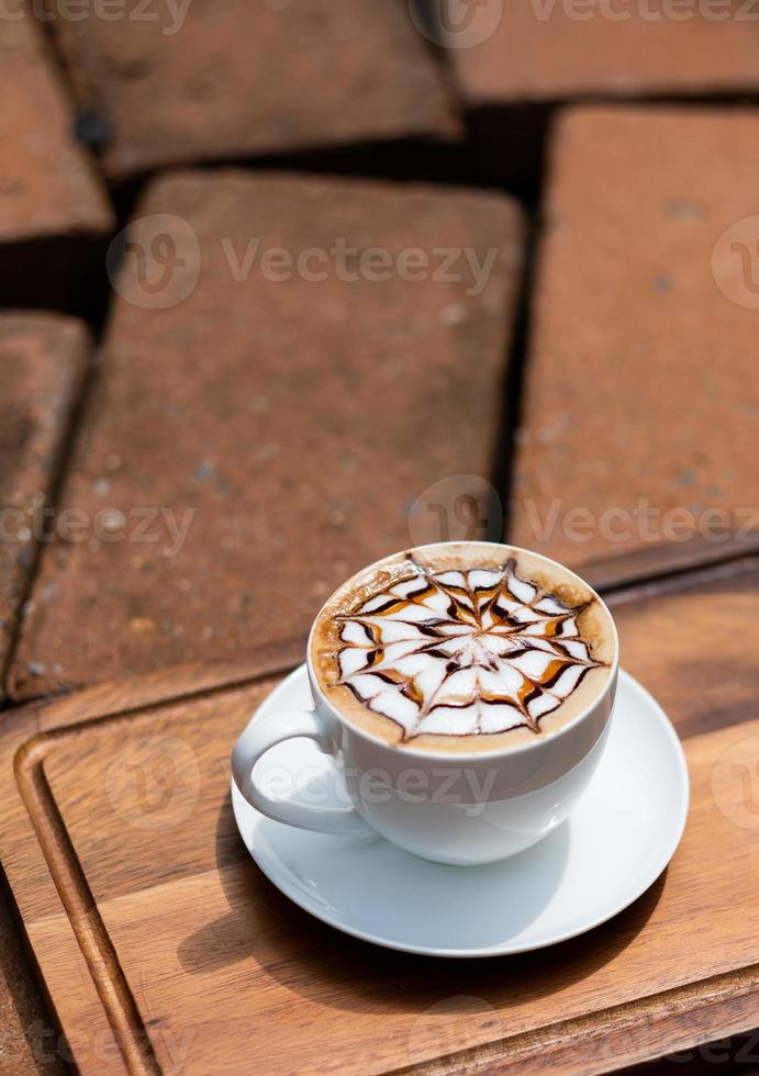 varmt latte art kaffe på träbord, koppla av tid foto